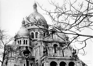La Basilique du Sacré‑Cœur in Paris, France, a white domed basilica atop Montmartre, with its Romanesque‑Byzantine architecture overlooking the city skyline.